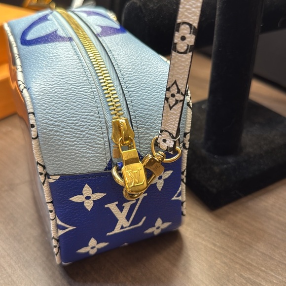 Louis Vuitton Louis Vuitton Monogram Beach Pouch Resort Okinawa - Picture 12 of 16